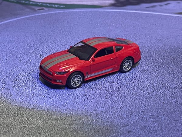 Ford Mustang rot 1:43 + Universal Adapter